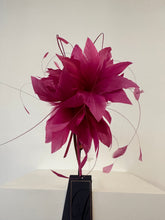 Load image into Gallery viewer, Fuchsia Fascinator
