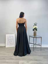 Load image into Gallery viewer, Black Strapless Ball Gown
