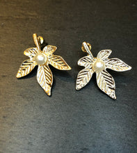 Load image into Gallery viewer, Gold petal earrings
